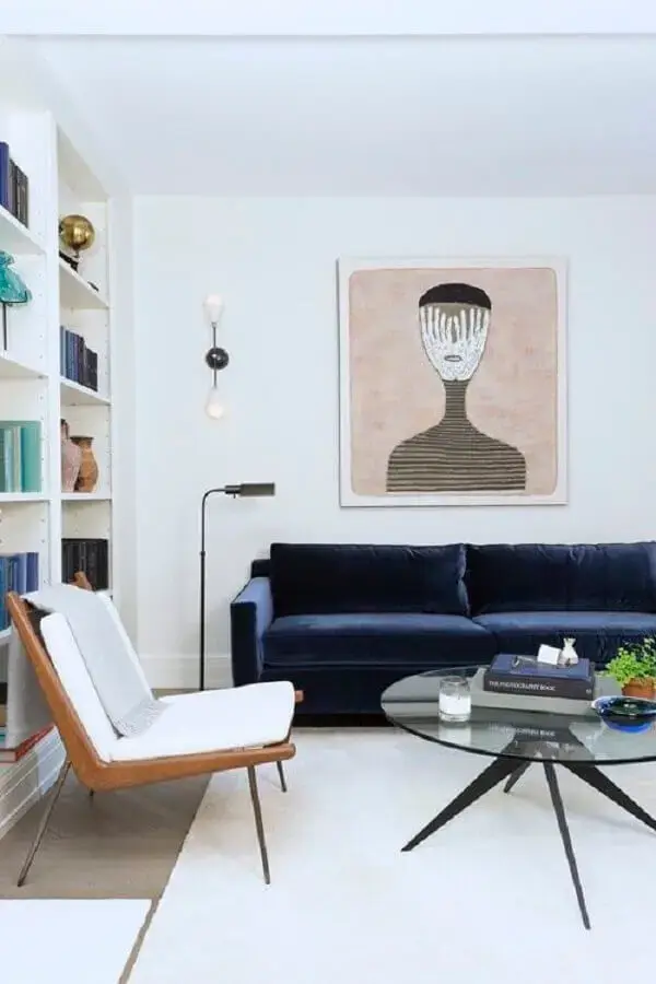 poltrona decorativa de madeira para sala moderna com sofá azul marinho Foto Simplichique