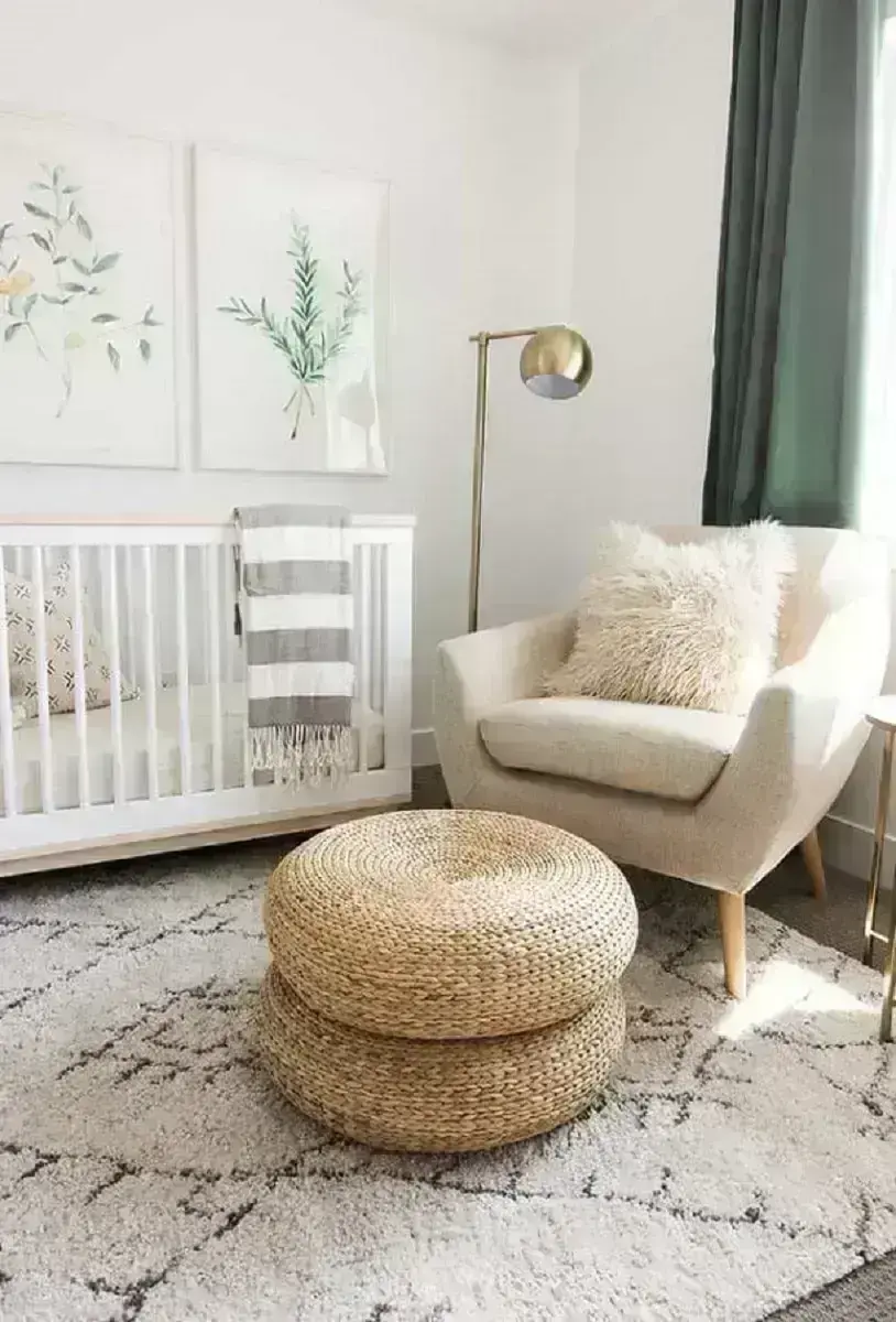 poltrona decorativa para quarto de bebê branco com puffs redondos Foto Pinterest