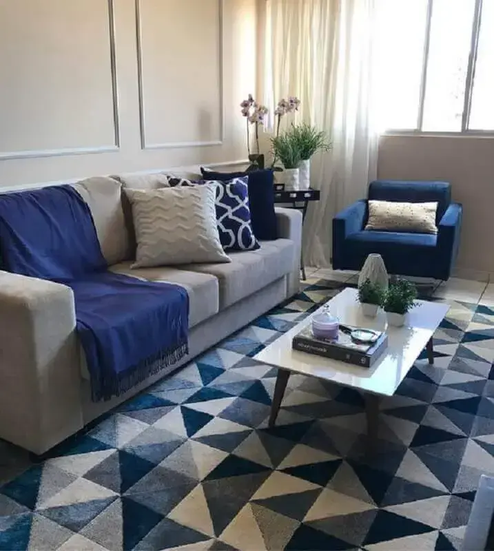 poltrona para sala pequena azul e cinza com tapete geométrico Foto Pinterest