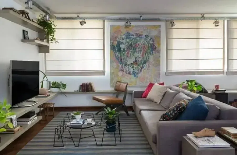 poltrona para sala pequena decorada com almofadas coloridas para sofá cinza Foto H2C Arquitetura