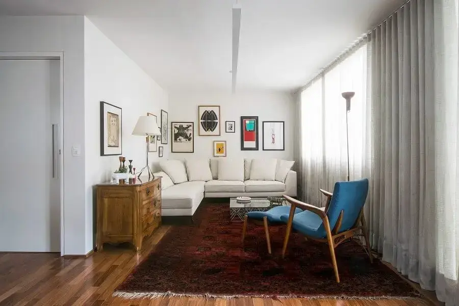 poltrona para sala pequena decorada com sofá de canto branco Foto AM Studio Arquitetura