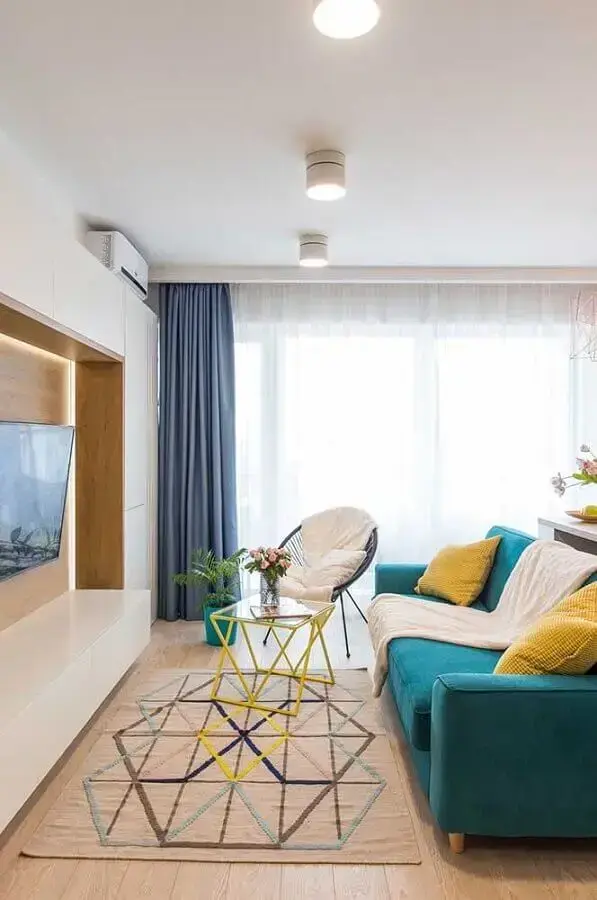 poltrona para sala pequena moderna decorada com mesa de centro aramada e sofá azul Foto Futurist Architecture