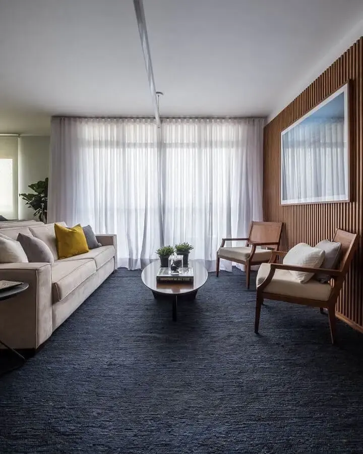 poltronas decorativas de madeira para sala de estar ampla com tapete azul marinho Foto SP Estúdio Arquitetura