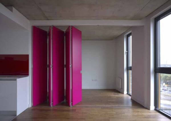 Porta sanfonada pink no ambiente moderno