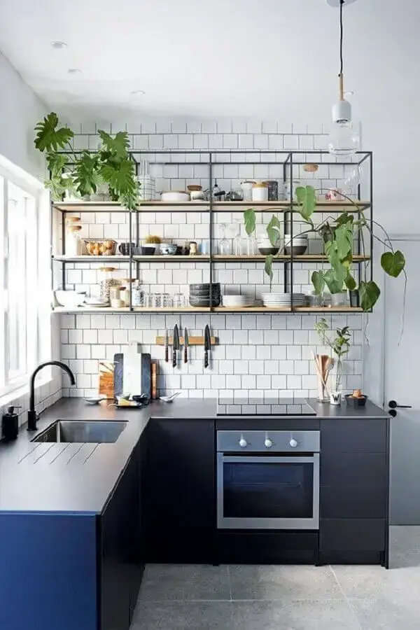 prateleira de ferro industrial para decoração de cozinha moderna azul Foto Jeito de Casa