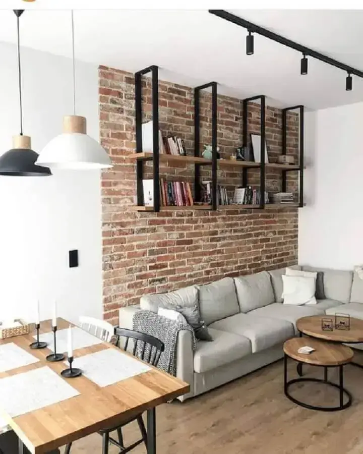 prateleira estilo industrial para decoração de sala com parede de tijolinho e sofá de canto Foto Futurist Architecture