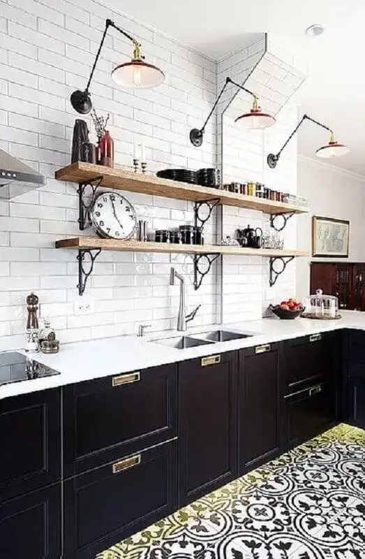 prateleira industrial parede para decoração de cozinha branca com armários planejados pretos Foto Pinterest