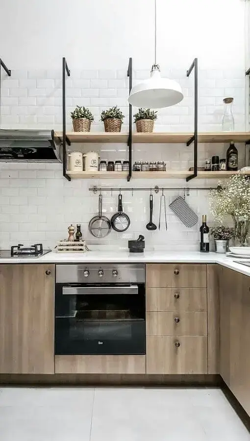 prateleira industrial suspensa para decoração de cozinha branca com armários de madeira Foto Casa de Valentina