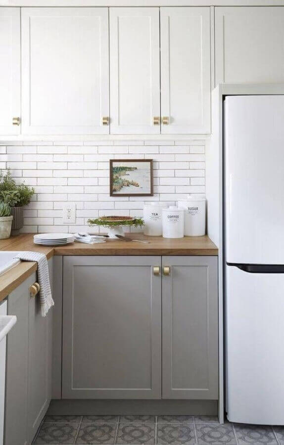 puxadores dourados para armário de cozinha branco e cinza com design clássico Foto INÁ Arquitetura