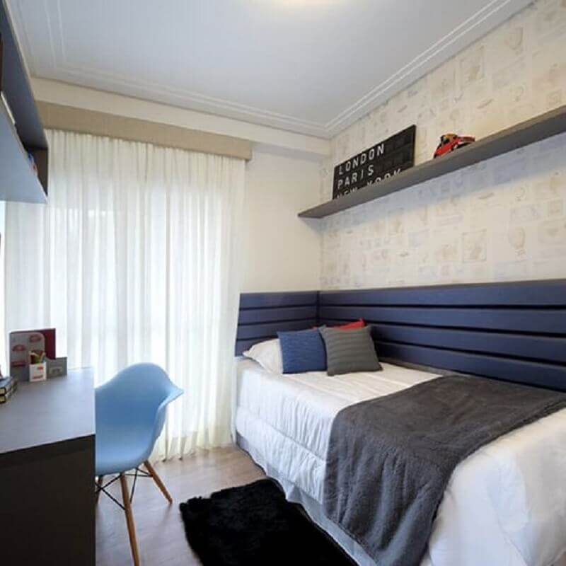 quarto de adolescente masculino pequeno com cabeceira azul planejada  Foto Pinterest