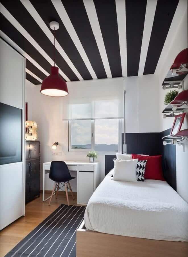 quarto de adolescente masculino planejado com teto listrado preto e branco Foto InDica Decor