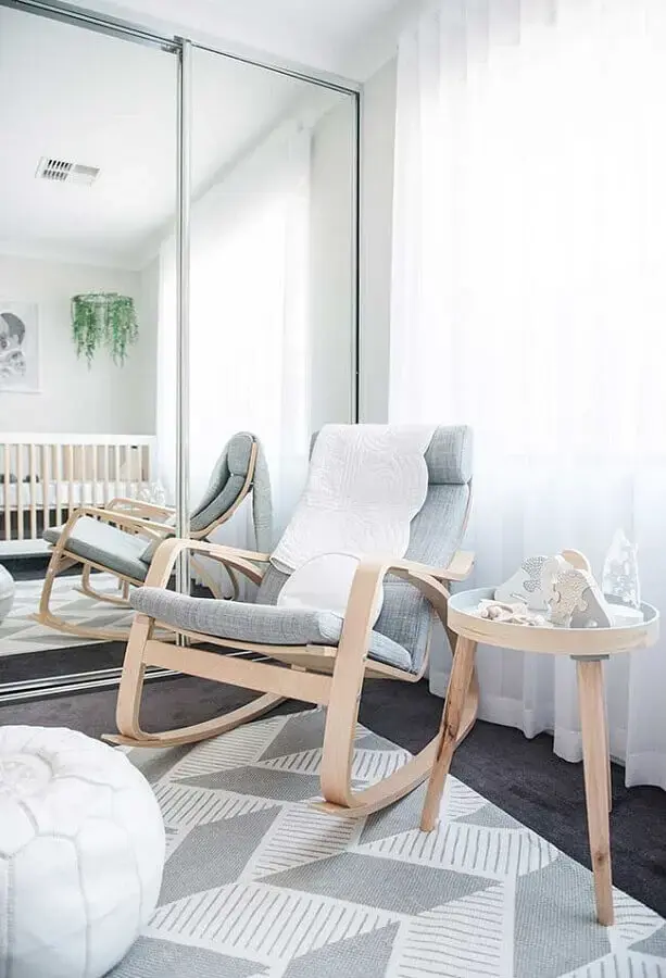 quarto de bebê cinza e branco decorado com poltrona decorativa de balanço Foto 100 Layer Cakelet