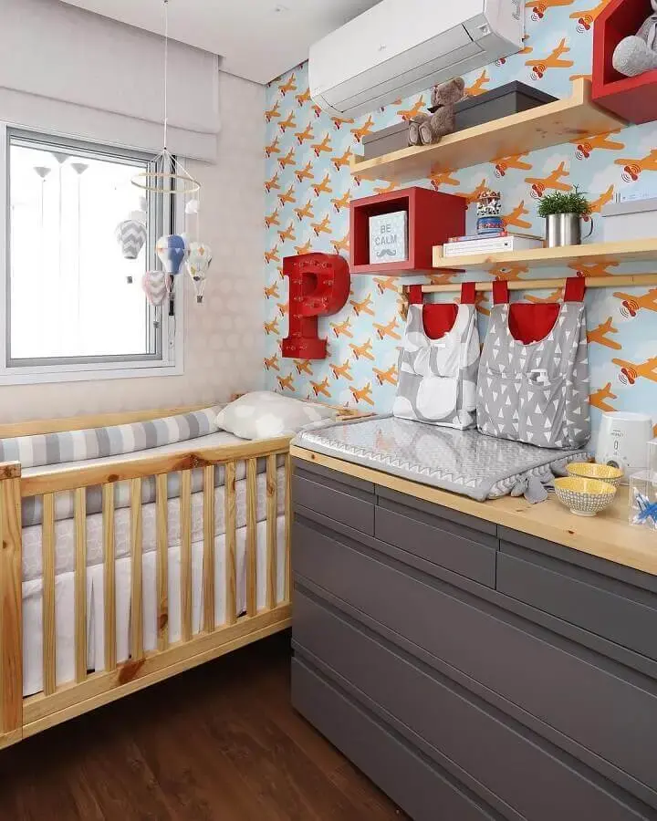 quarto de bebê decorado com papel de parede de aviões e berço de madeira Foto Pinterest