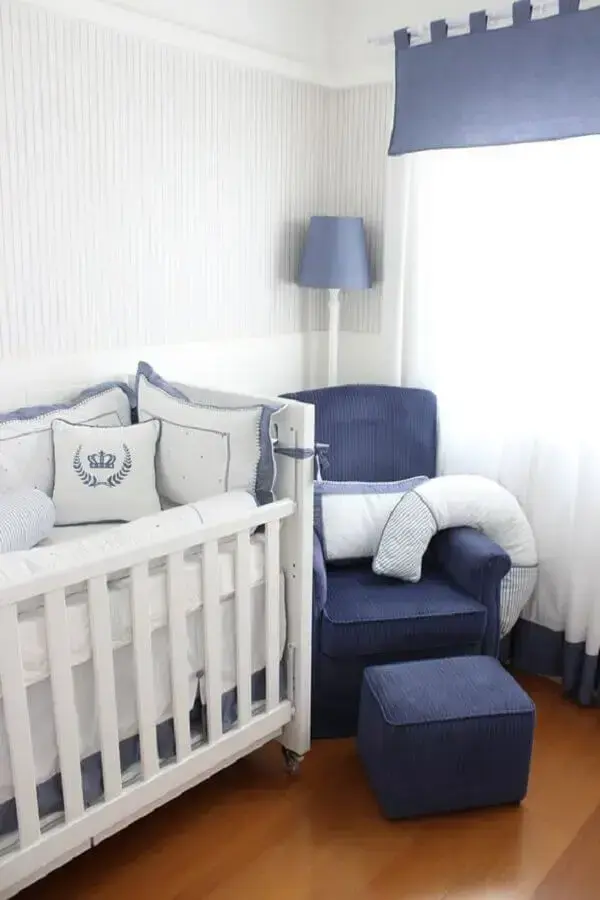 quarto de bebê decorado masculino clássico em azul e branco Foto Lilibee