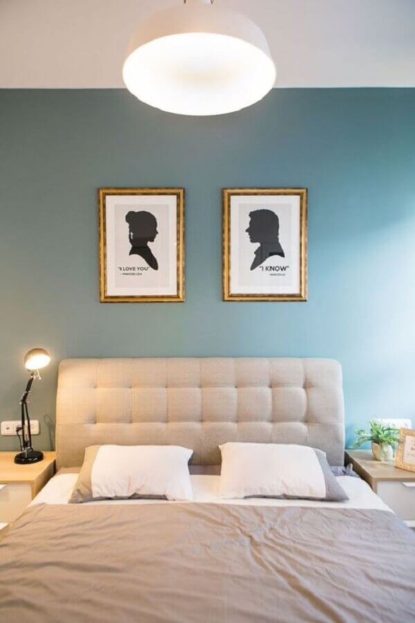 quarto decorado com parede azul clara e cabeceira de cama de casal estofada Foto Decostore