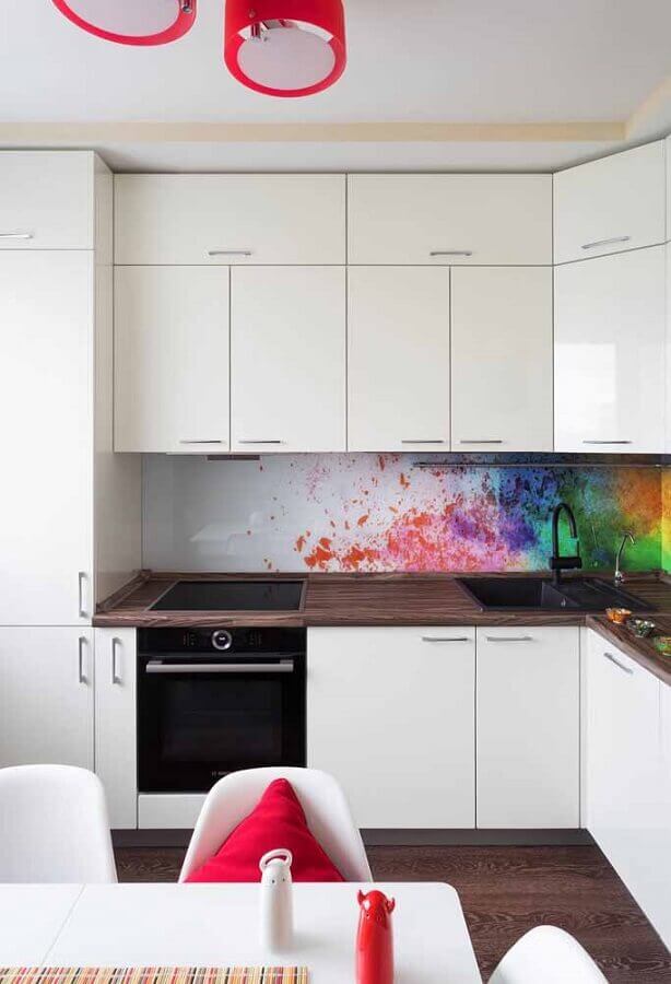 revestimento colorido para cozinha clara decorada com armário de cozinha planejado branco Foto Pinterest