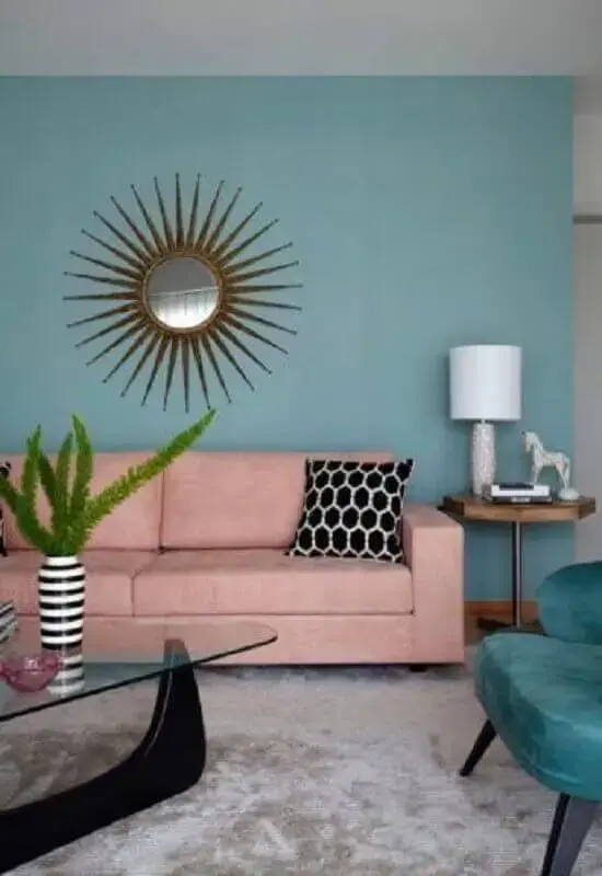 sala azul decorada com sofá cor de rosa e tapete cinza claro  Foto Conexão Décor