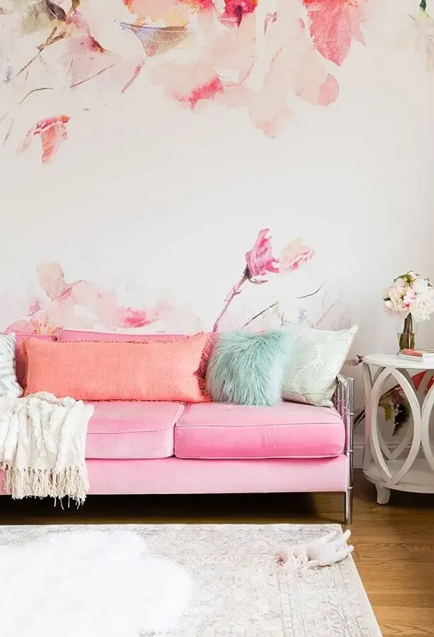 sala branca decorada com sofá cor de rosa Foto We Heart It