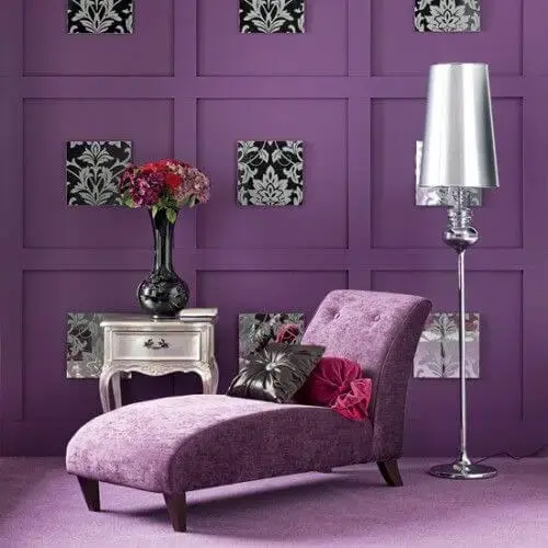Sofá divã lilás com almofada cinza