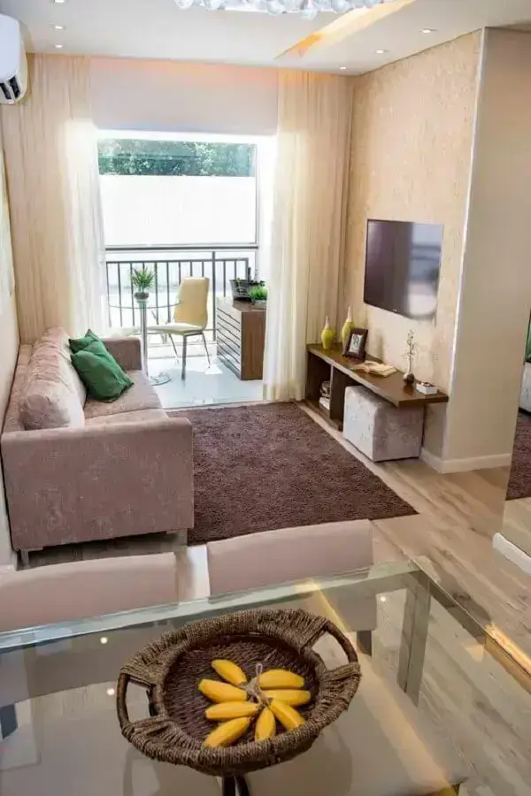 sala de apartamento pequeno decorado com tapete marrom e sofá bege Foto Vegus Construtora e Incorporadora