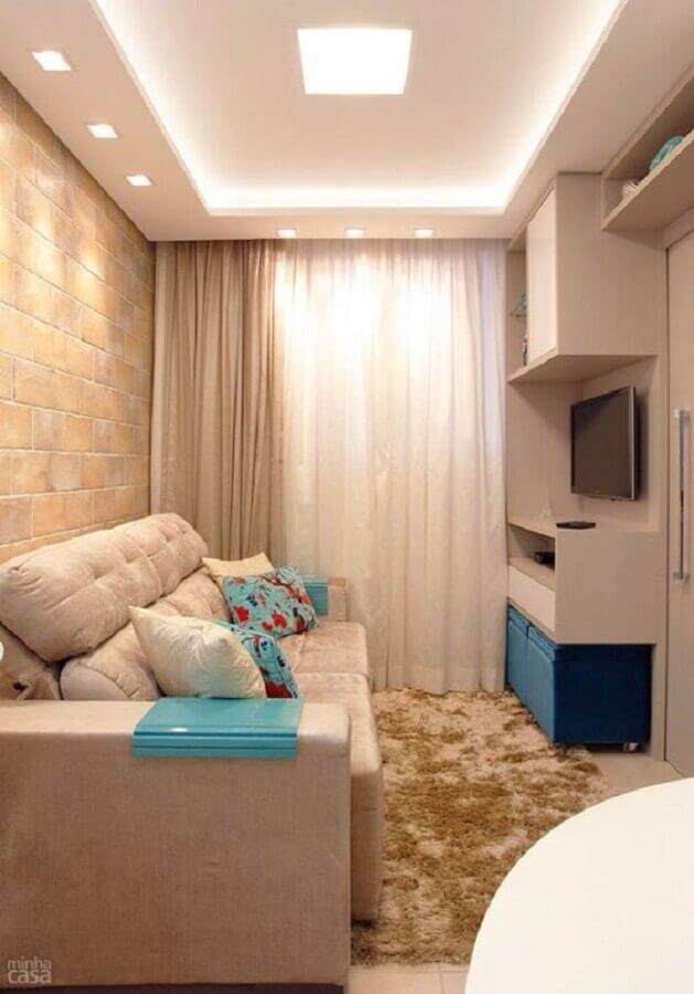 sala de apartamento pequeno decorado decorada em tons de bege com detalhes em azul Foto Simplichique