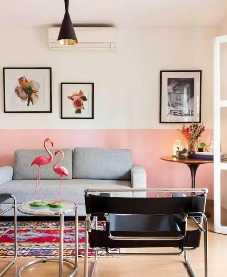 sala de estar decorada com parede cor rosa claro e sofá cinza Foto Histórias de Casa