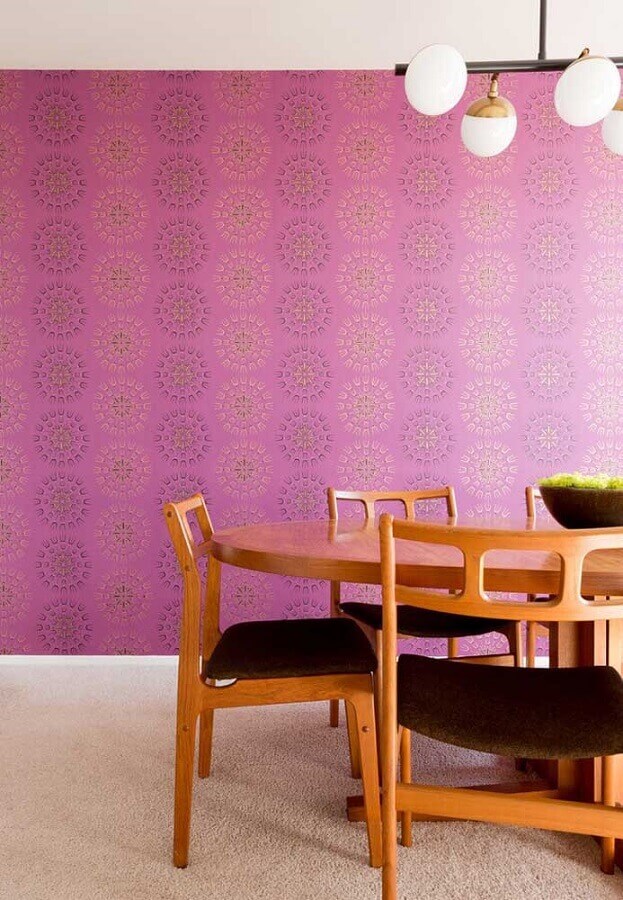 sala de jantar decorada com papel de parede cor de rosa e mesa de madeira  Foto Ideias Decor