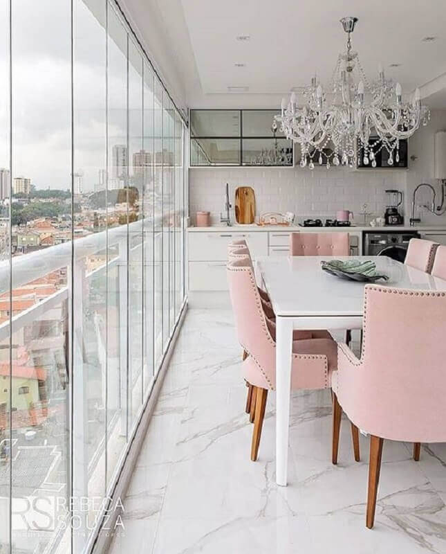sala de jantar sofisticada decorada com lustre de cristal e cadeira cor rosa claro Foto Pinterest
