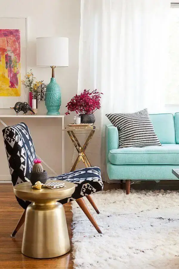 sala decorada com sofá azul e poltrona decorativa estampada Foto HomeInCube