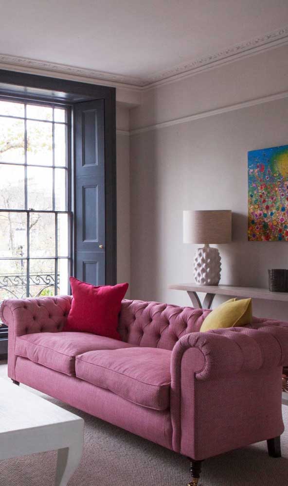 Sofá chesterfield rosa na casa moderna
