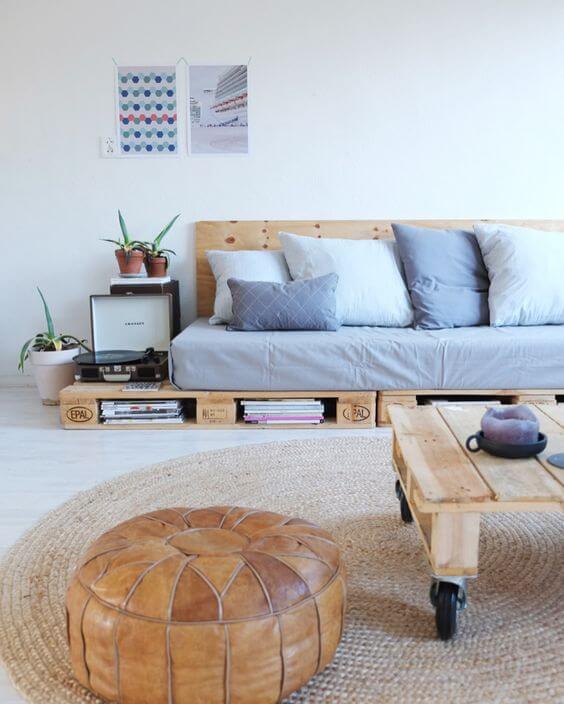Sala de estar com sofá de pallet