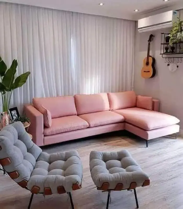 sofá cor de rosa com chaise para sala branca Foto Conexão Décor