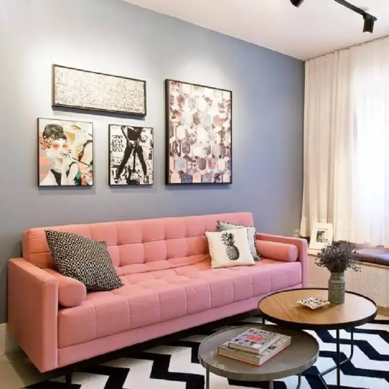 sofá cor de rosa para sala com parede azul clara e tapete chevron preto e branco Foto Pinterest