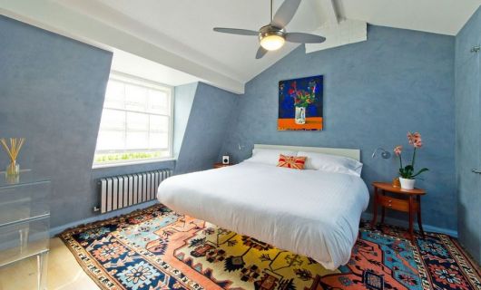 Tapete colorido no quarto com cama flutuante 