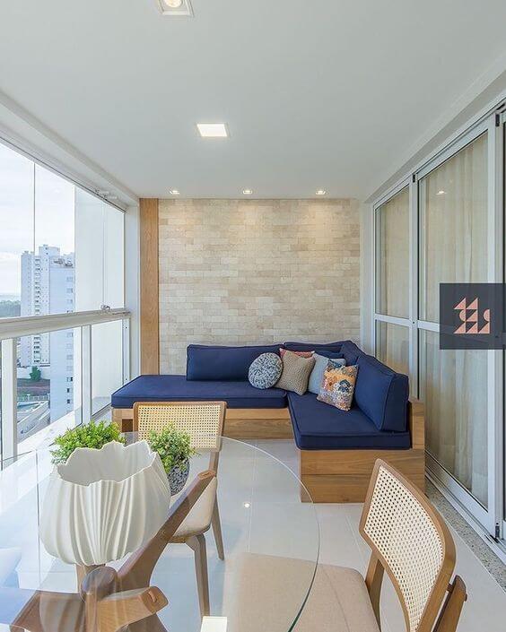  Decoração de varanda com sofá azul e tijolinho