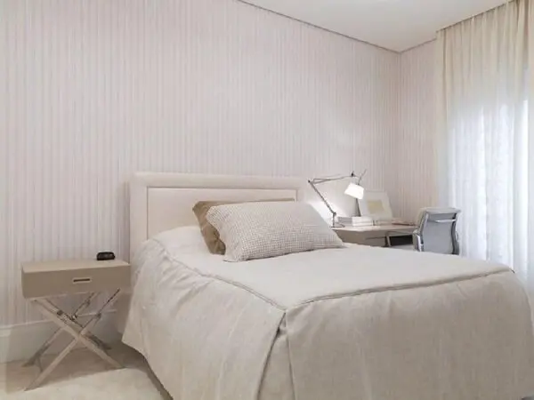 A cabeceira cama de viúva branca combina a decoração do quarto traz a sensação de amplitude no cômodo