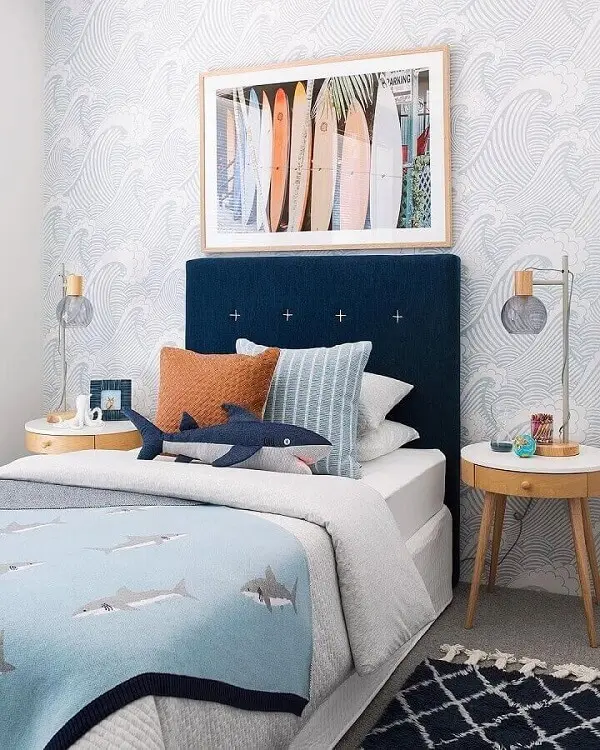 A cabeceira cama de víuva azul se destaca na decoração do quarto juvenil