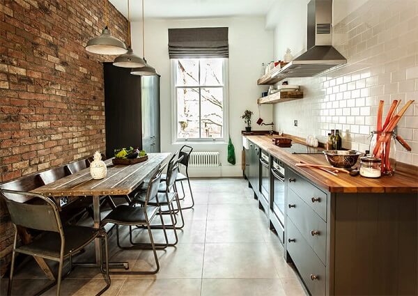 A parede de tijolinho complementa com charme e personalidade a cozinha com estilo industrial