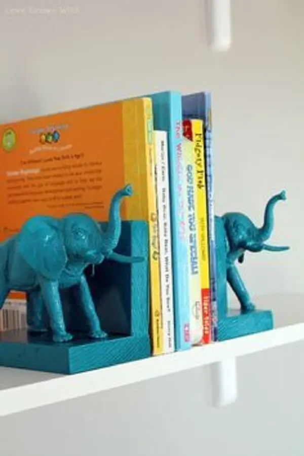 Aparador de livros feito com desenho de elefantes