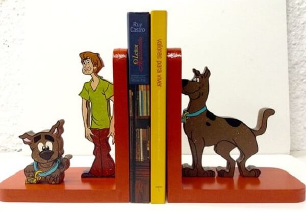 Aparador de livros infantil com desenho do Scooby Doo