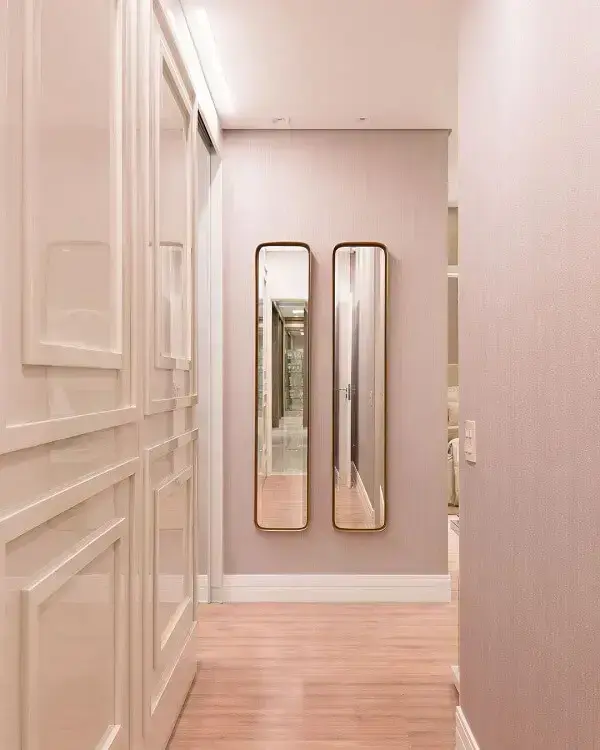 Aproveite a parede dos corredores para fixar espelhos mais alongados. Fonte: Bruno Valença