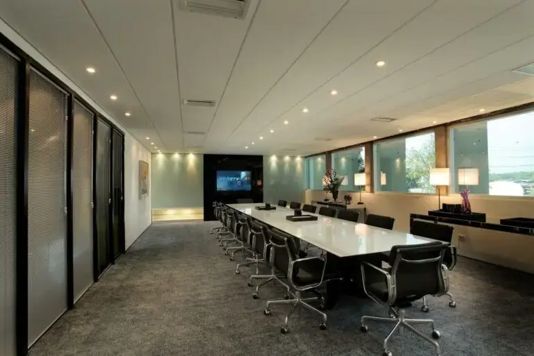 As cadeiras de escritório seguem um padrão na sala de reunião
