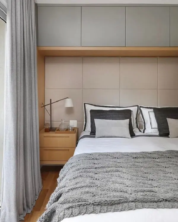 As camas de viúva de madeira se conectam facilmente com os demais móveis do quarto