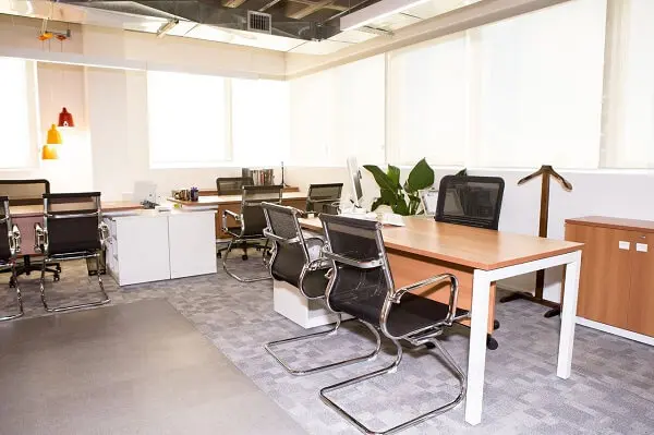 As mesas de escritório com acabamento em madeira são as mais procuradas no mercado