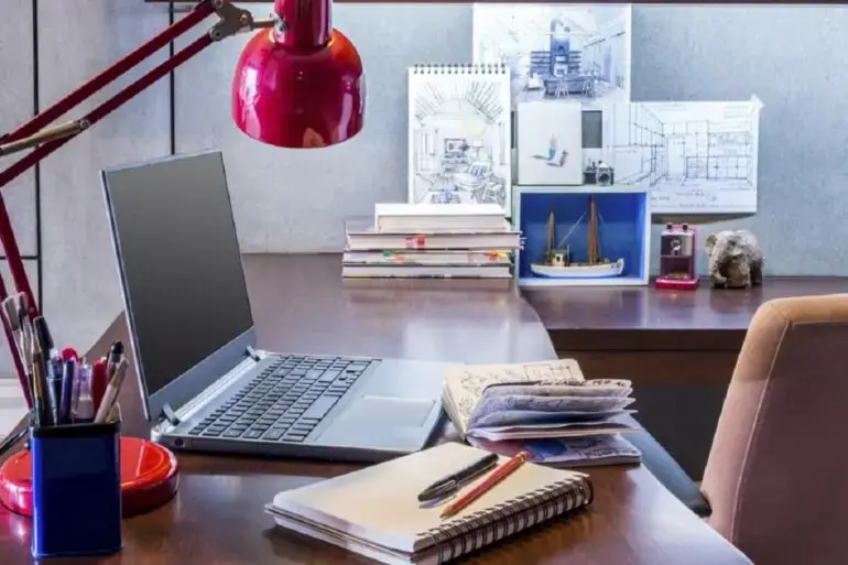 As mesas de escritório são peças protagonistas no ambiente de trabalho