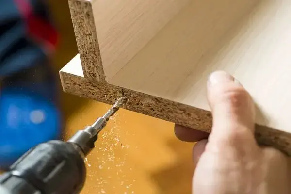 As parafusadeiras com fio auxiliam na montagem de diversos móveis em madeira