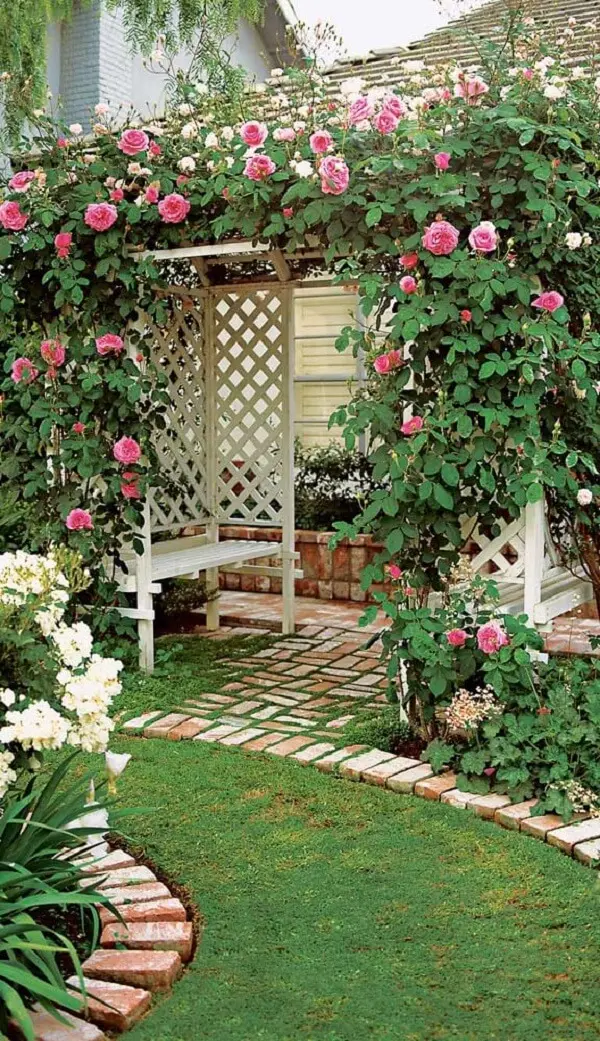As rosas trepadeiras trazem um toque romântico o jardim