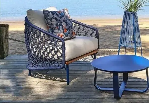 As tramas azuis da cadeira de corda náutica se conecta com a mesa de centro