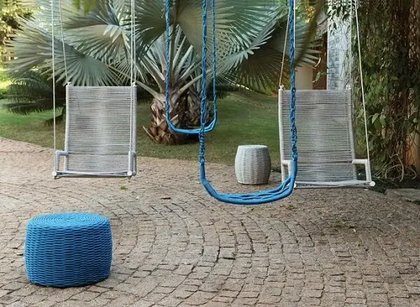 Cadeira de corda plástica suspensa fixada em área externa