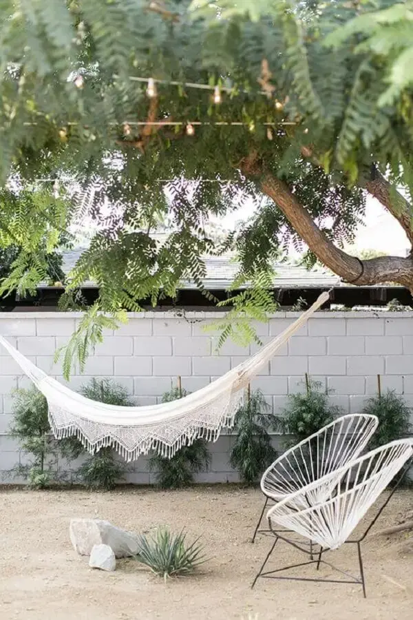 Combinação perfeita no jardim rede de descanso e cadeira de corda